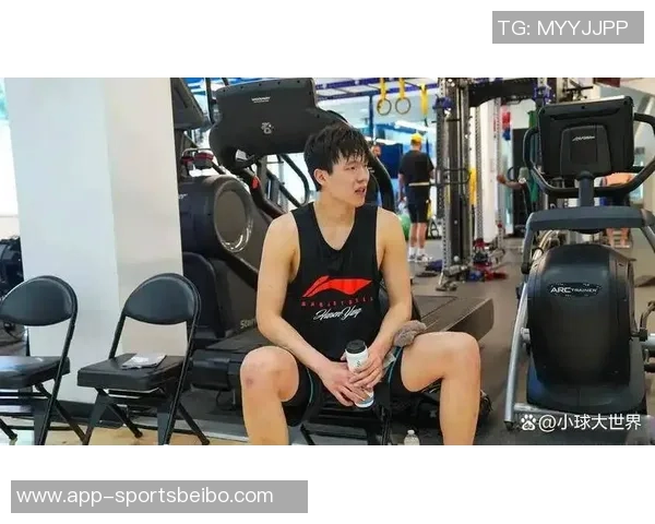 开拓者媒体人杨瀚森倒地为何裁判未暂停比赛关注球员安全 开拓者媒体人杨瀚森倒地为何裁判未暂停比赛关注球员安全